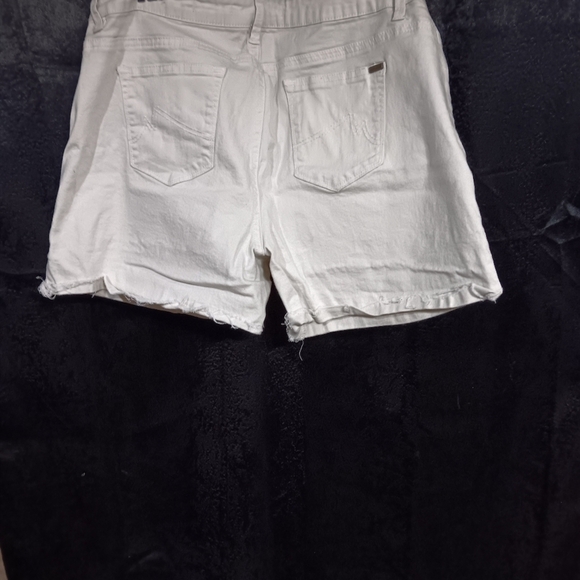 Max jeans size 14 shorts white in color - Picture 3 of 6